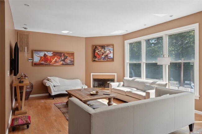 Photo - 1 Candace Dr House