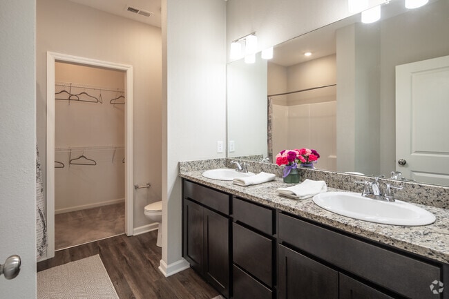 2BR, 2BA - 1,227SF - Primary Bathrooom