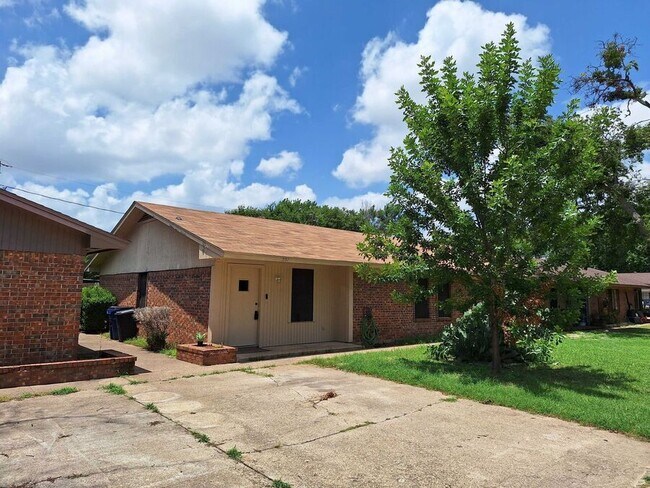 Photo - 201 Thompson St House