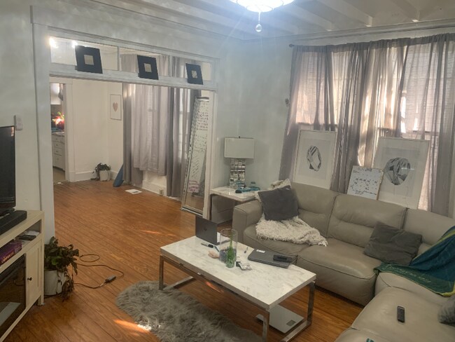 Photo - 1014 W 39th St