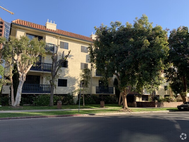 Goshen Ave - View of Front - Goshen Apartments Brentwood