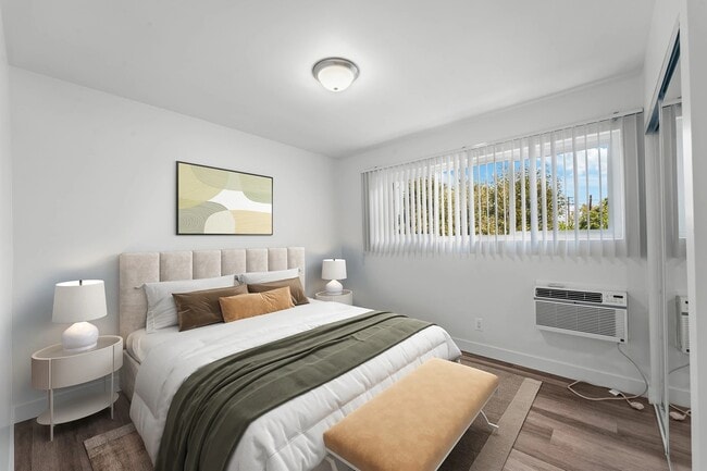 Photo - 925 W 30th St Unit 14