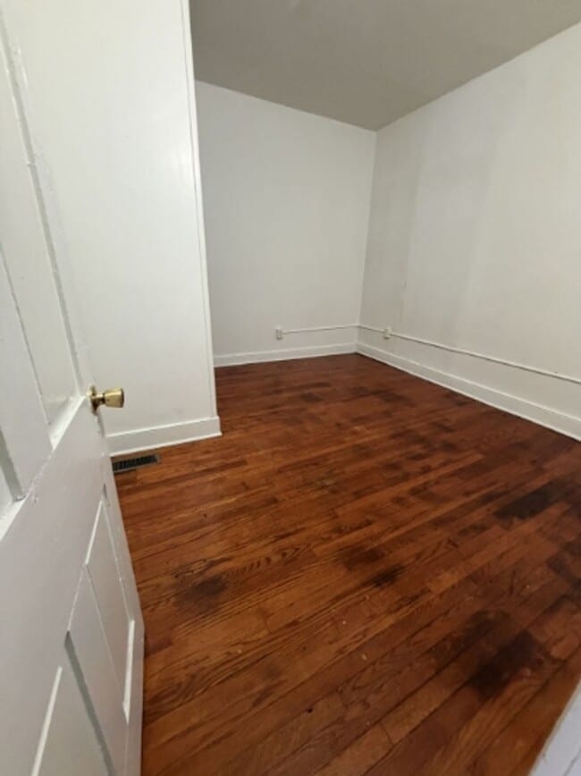 Photo - AVAILABLE FOR SHOWING 3!!! BR/1 BA. Promotion - $500 off first month rent!!