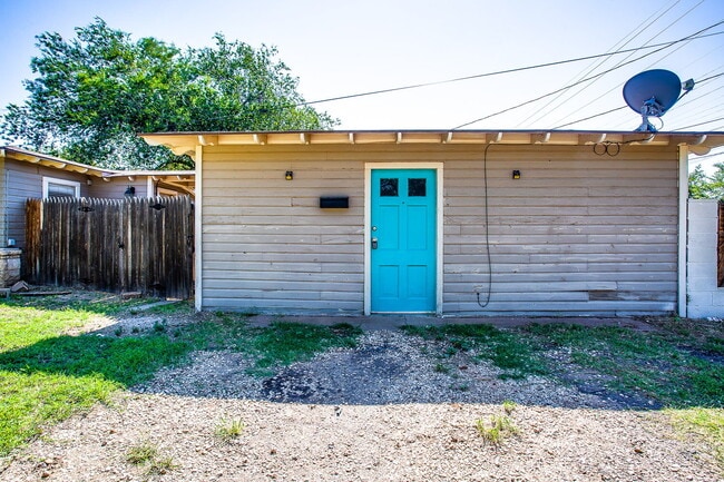 Building Photo - Summer 2026 Pre- lease! Cute One Bedroom near Medical and TTU