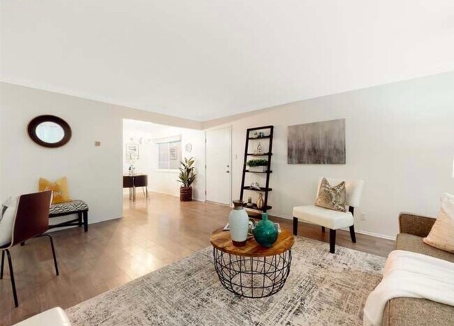 Living room - 2316 Lakeshore Ave Unit 10