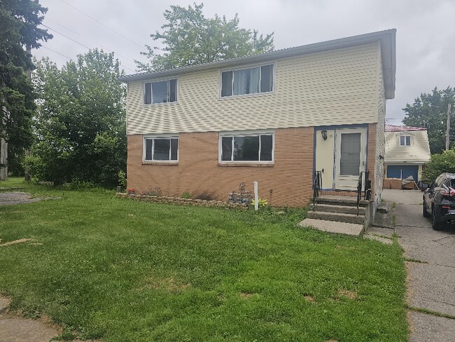 Building Photo - 19 Lloyd Dr Unit Front Upper Rental