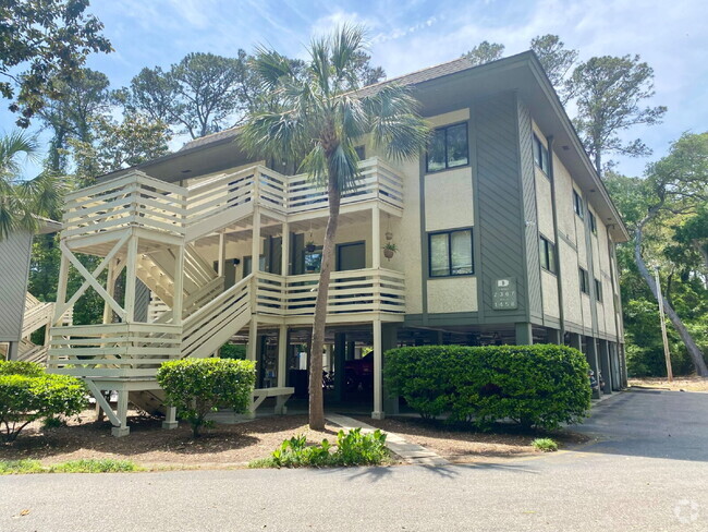 Building Photo - Two Bedroom Condo Located close to Everyth... Unit D5