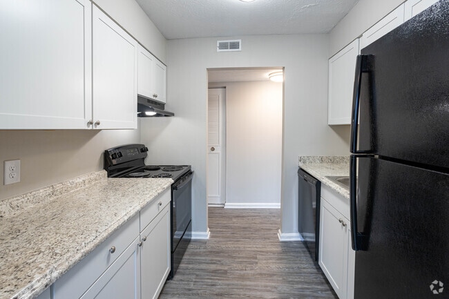 1BR, 1BA - 669 SF - Kithen - Cambridge Apartments
