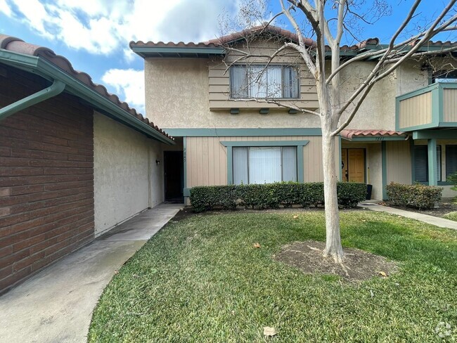 Building Photo - 2 story Townhouse