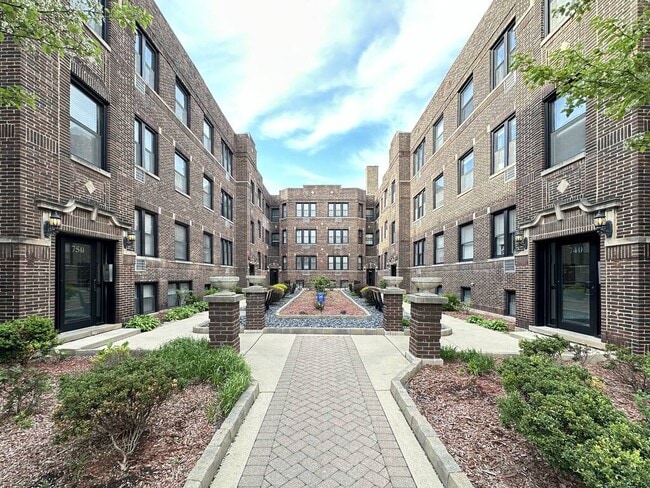 Building Photo - 728 W Addison St