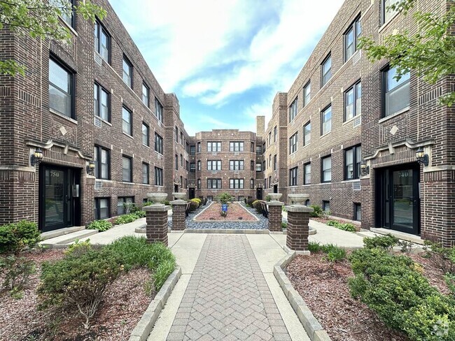 Building Photo - 753 W Addison St Rental