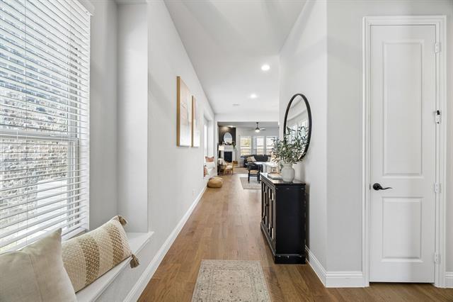 Photo - 406 Worthing Way