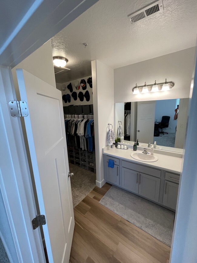 Private Bathroom - 347 W 785 N Unit PrivateRoom1