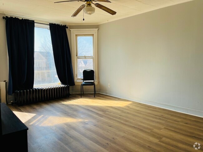 Building Photo - 527 S Oak Ave Unit 1 Rental