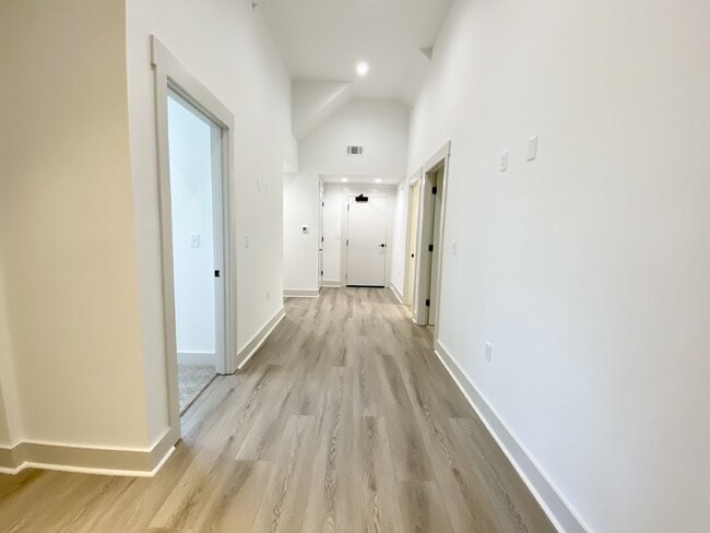 Photo - One Bedoom w/ Office Space, In the Heart of Old Town Bluffton! Unidad 301