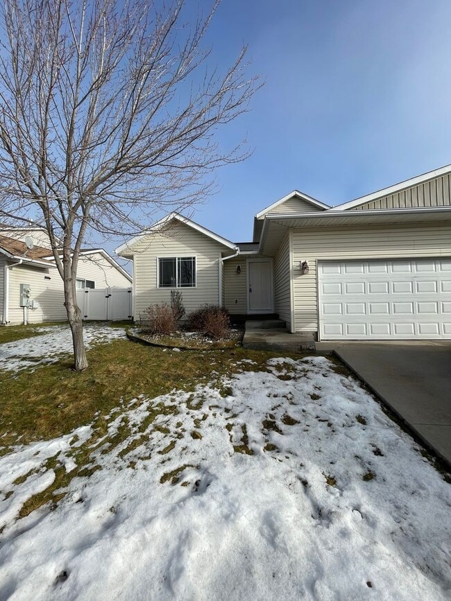 Building Photo - Freshly Renovated 3 Bedroom 2 Bath Townhome