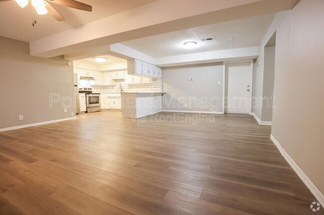 Building Photo - 5828 Erskine St Unit 10 Rental