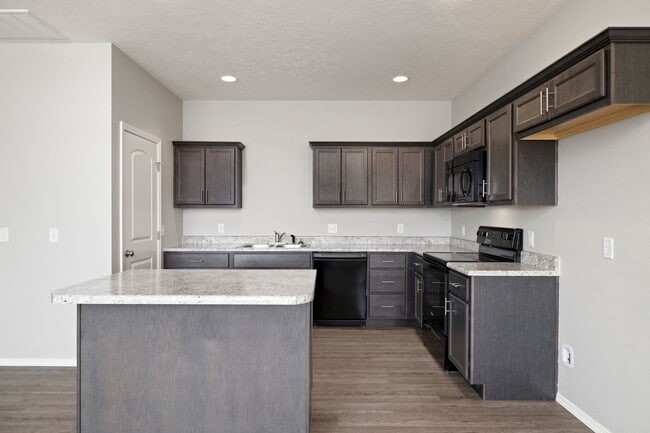 Building Photo - Spacious 3 Bedroom Duplex!