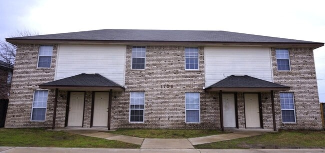 Building Photo - 1706 Tanner Cir Unit # D