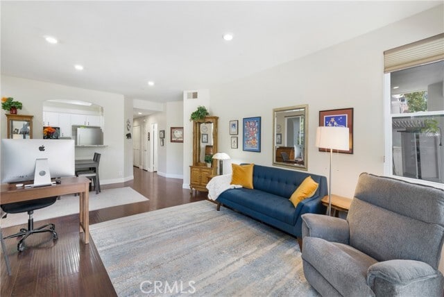 Photo - 2 Vía Entrada