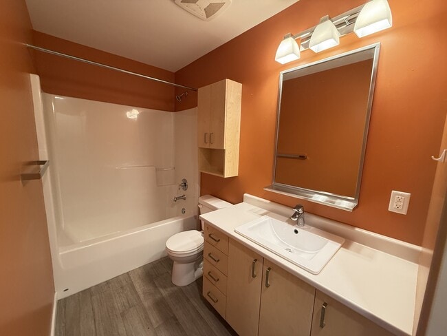 Photo - 244-244 Selby St