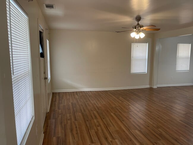 Photo - 5-125 Roundtree St