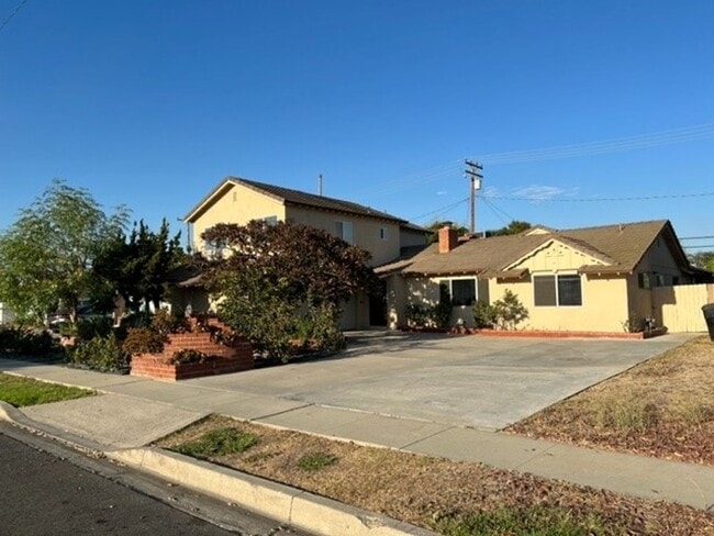 Building Photo - Large 2 Story: 5 Bedroom 5 Bath Pool Home With Family Room,