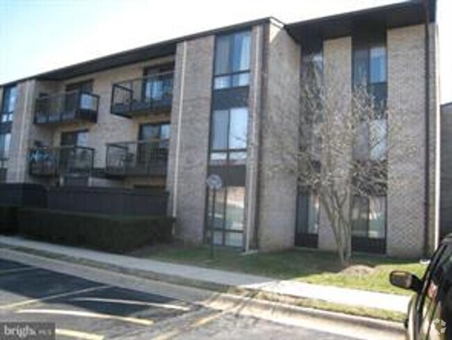 Building Photo - SPACIOUS 2 BEDROOM 2 BATH CONDO IN CENTER ... Unit 302