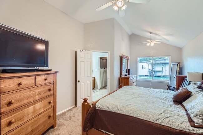 Photo - 121 Flora St