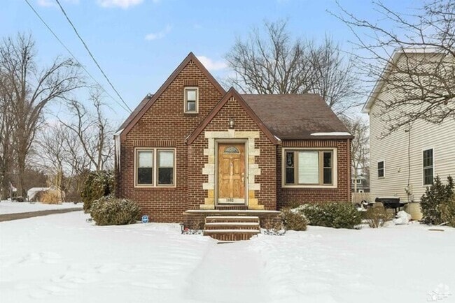 Building Photo - Beautifully Renovated 4-Bedroom Home with ...