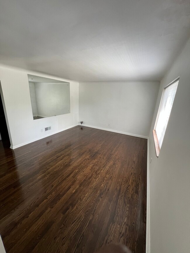 Building Photo - 538 E Mitchell Ave