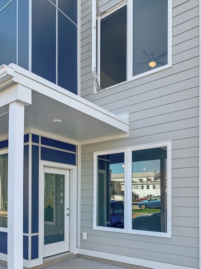 Building Photo - 2 Bedroom, 2 Bathroom downstairs unit in Manchester! Tons of natural light, modern look