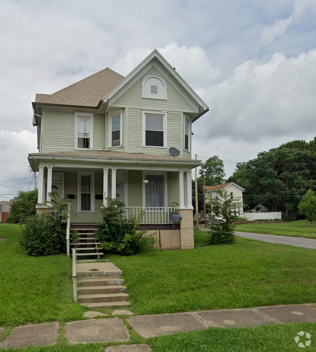 Building Photo - 221 E. Lincoln Ave 1st floor Unit 1 Rental