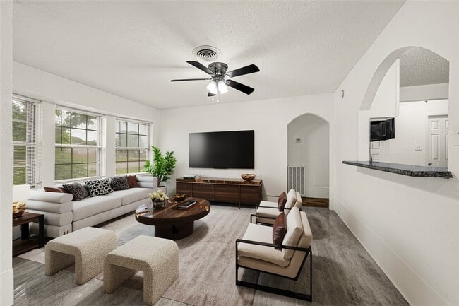 Photo - 506 Edgebrook Dr