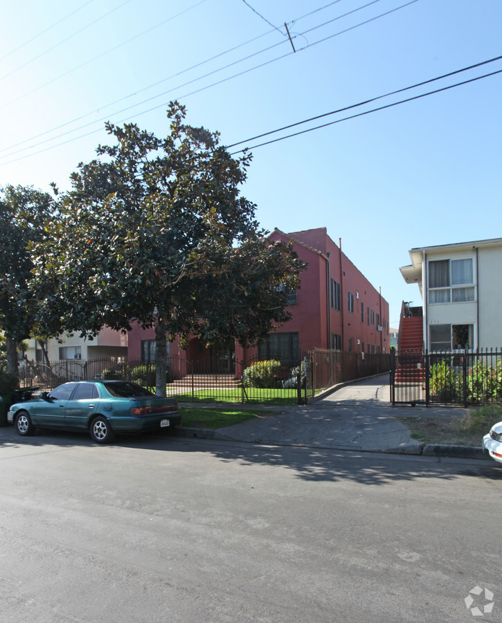 Primary Photo - 1213 N Ardmore Ave Apartments