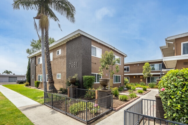 Building Photo - Beach West