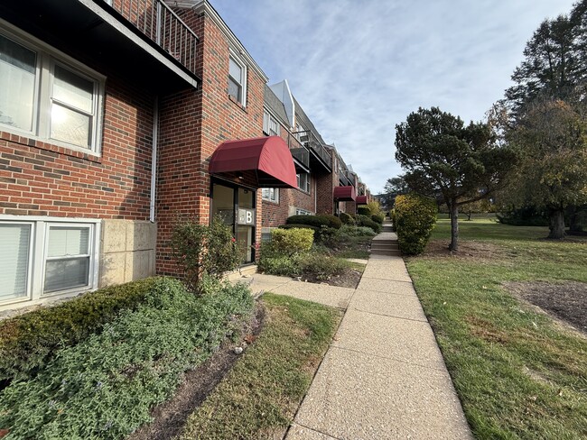 Building Photo - 6901 Valley Ave Unit B5