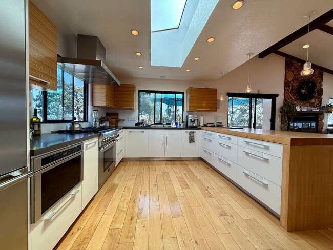 Building Photo - Unique 4 Bedroom House with OCEAN VIEWS in Sunset Cliffs! Fully Furnished! 6 Month Lease Term!