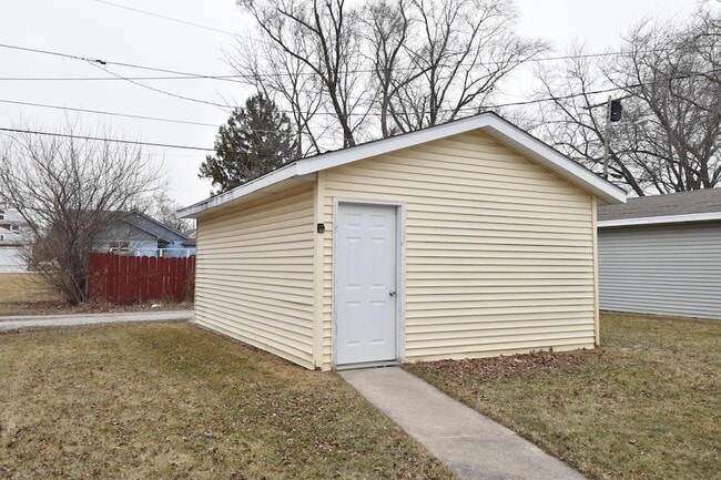 Photo - 3042 Hamlin Ave