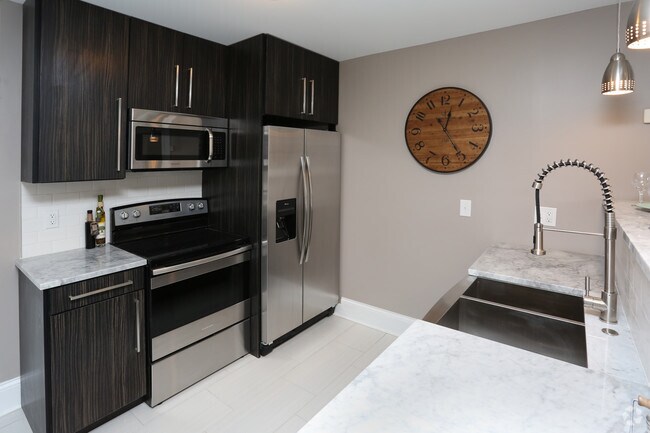 2BR, 2BA - Kitchen