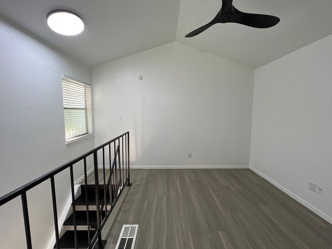 Townhollow Apartments