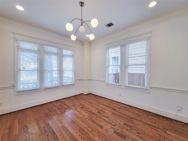 Photo - 704 E 9th St