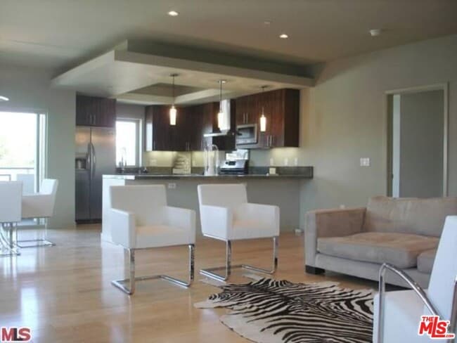 Building Photo - 1529 S Westgate Ave Unit 301 Rental