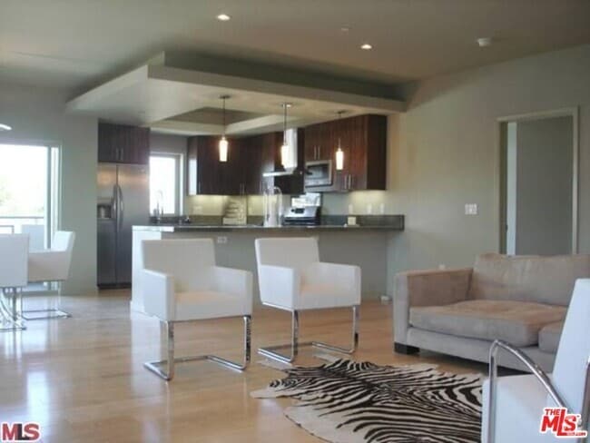Building Photo - 1529 S Westgate Ave Unit 301 Rental