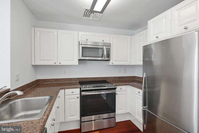 Photo - 1500 Chestnut St Unit 14B