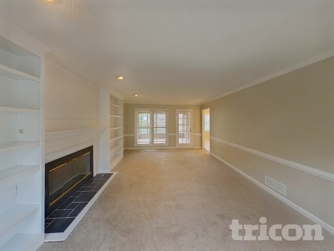 Photo - 215 Comstock Ct