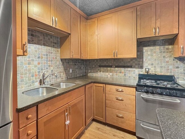 Photo - 127 E 47th St