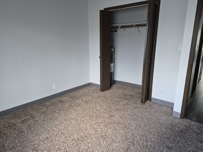 Building Photo - 1735 Edgewood Dr NW Unit 1735-01