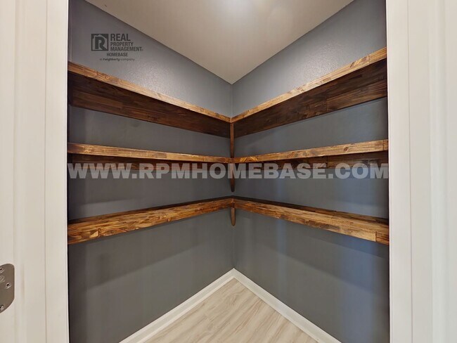 Photo - Spacious 5-Bed/3-Bath in Silver Lake Village | Pet Friendly!