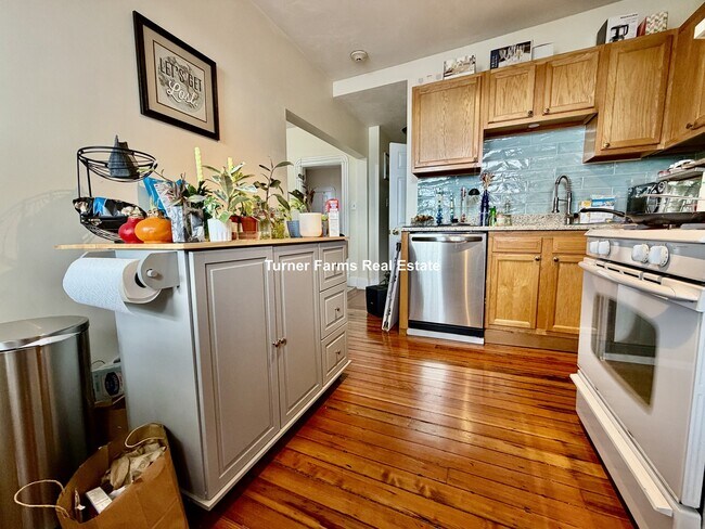 Photo - 1056 Cambridge St